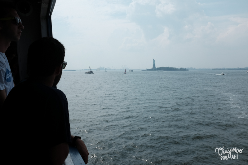 La estatua de la libertad vista desde el ferry a Staten Island