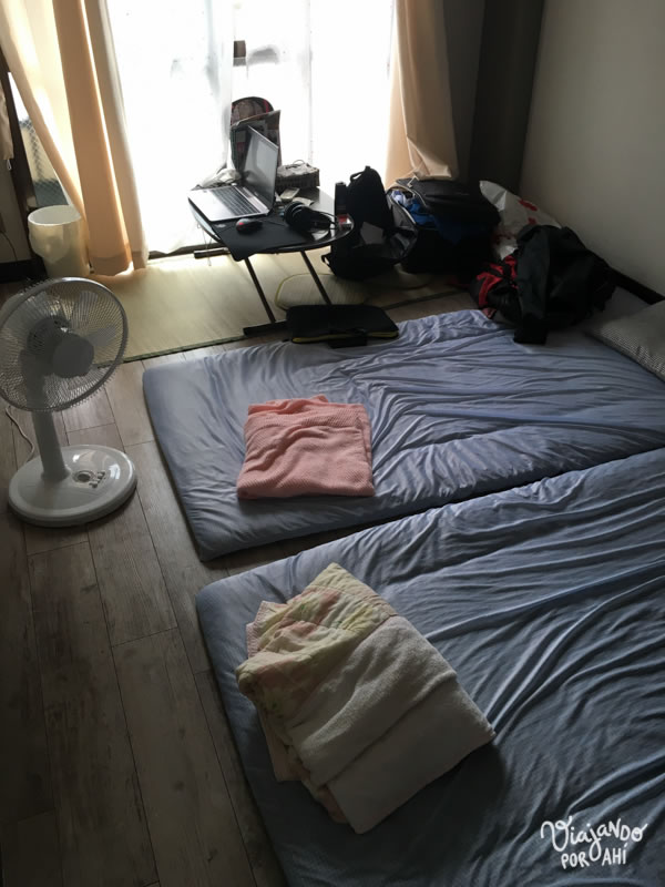 Nuestro primer Airbnb en la casa de una japonesa. En Japón es muy común dormir en futones (los colchones que se ven en la foto)